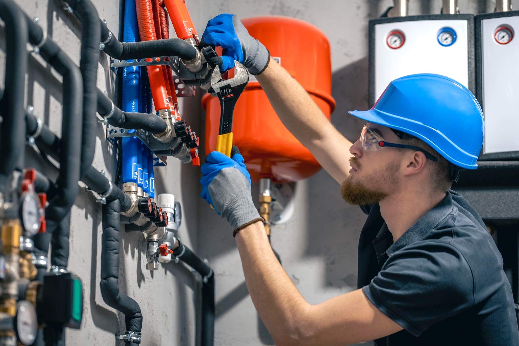 Fontanero trabajando en una instalación de tuberías
