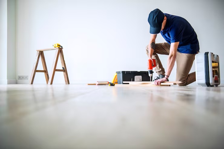 Profesional realizando una mejora en el interior de una vivienda
